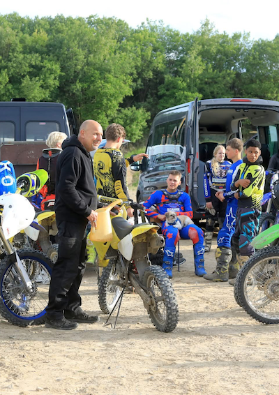 Cross-kørere, som holder pause