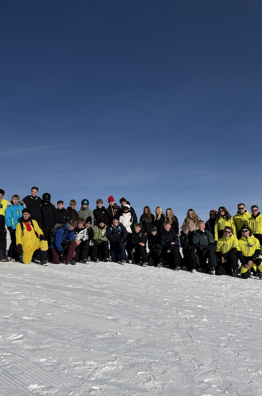 Gruppebillede af ski-elever